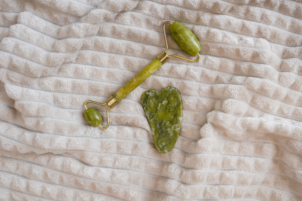 Jade Roller for Puffy Eyes: Techniques for Depuffing and Brightening the Under-Eye Area