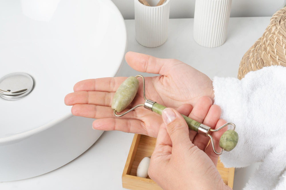Incorporating a Jade Roller into Your Morning Routine: Waking Up Your Skin for the Day Ahead