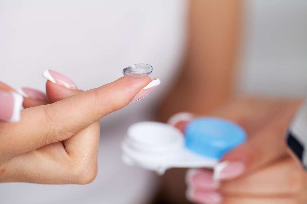 The Impact of Contact Lens Material on Comfort and Vision