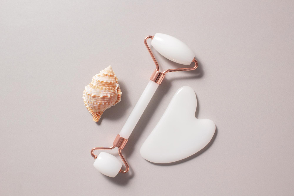 The Anti-Aging Benefits of Jade Rollers: Reducing Fine Lines and Wrinkles Naturally