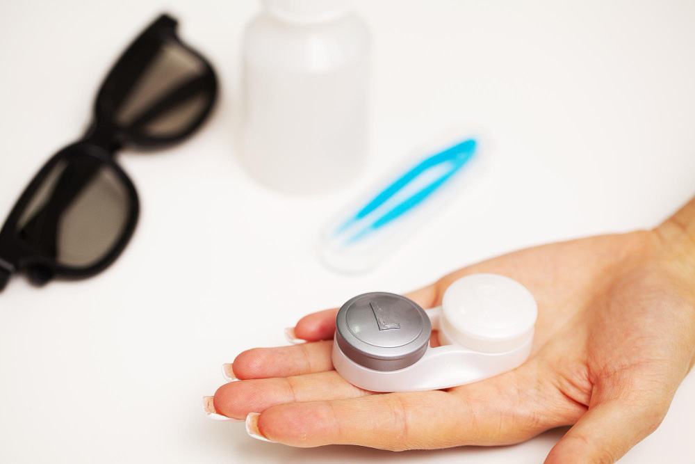 Tips for Traveling with Contact Lenses: Dos and Don'ts