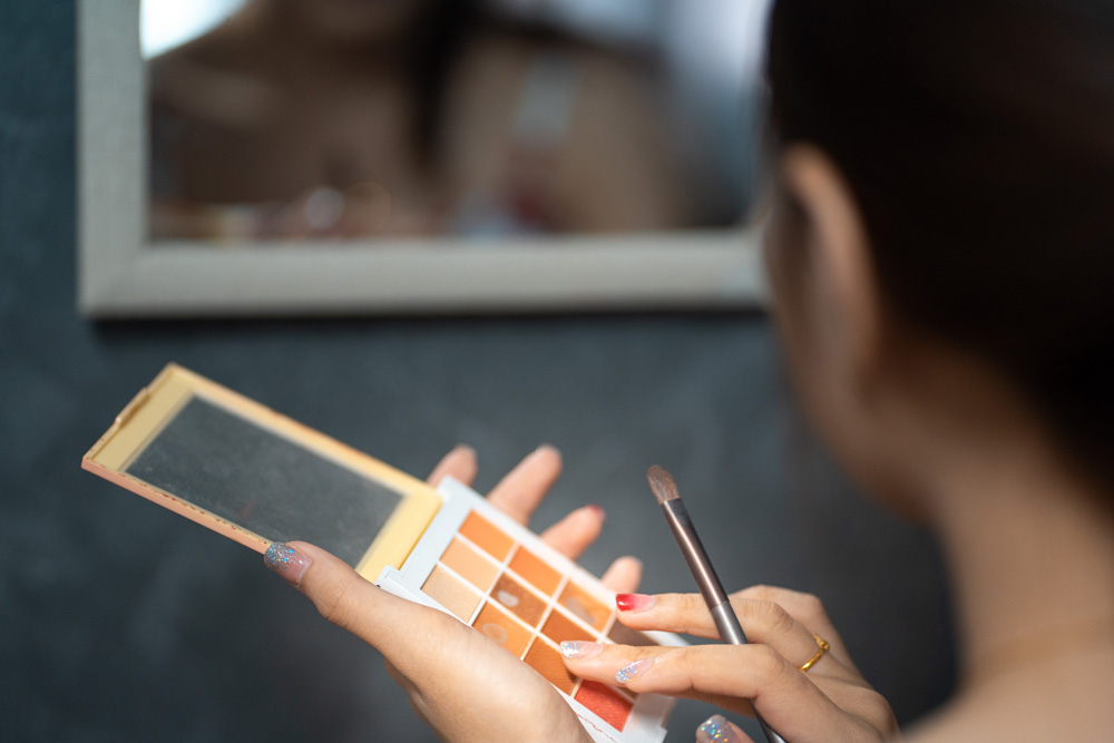 The Art of Layering Highlighter: Tips for Building Dimension and Intensity