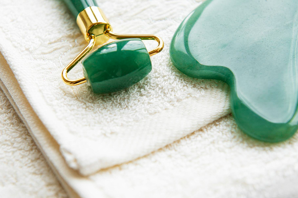 Jade Roller for Acne-Prone Skin: Calming Inflammation and Reducing Breakouts